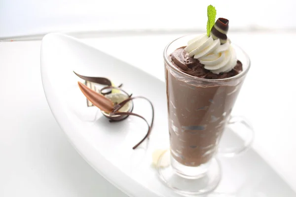 Smaskig Chokladpudding Dekorerad Med Grädde Choklad Och Mintblad Serverad Vit — Stockfoto