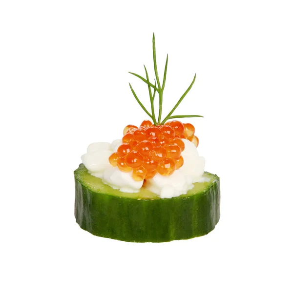 Roter Kaviar Und Sahne Auf Einer Gurkenscheibe Auf Weißem Hintergrund — Stockfoto