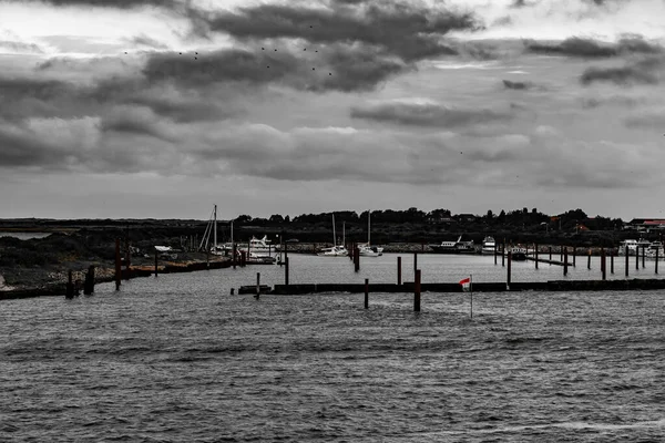 Une Belle Vue Sur Une Mer Entourée Collines Sous Ciel — Photo