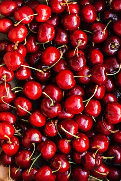 Tiro Vertical Cerezas Una Sobre Otra — Foto de Stock