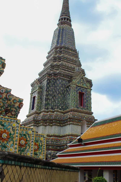 Низький Кут Огляду Wat Phra Chetuphon Vimolmangklararm Rajwaramahaviharn Bangkok Thailand — стокове фото