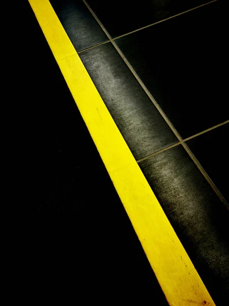 Вертикальный Снимок Плитки Пола Жёлтой Линией Краям — стоковое фото