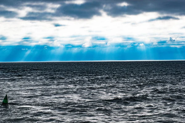 Une Vue Imprenable Sur Une Mer Orageuse Sous Des Nuages — Photo