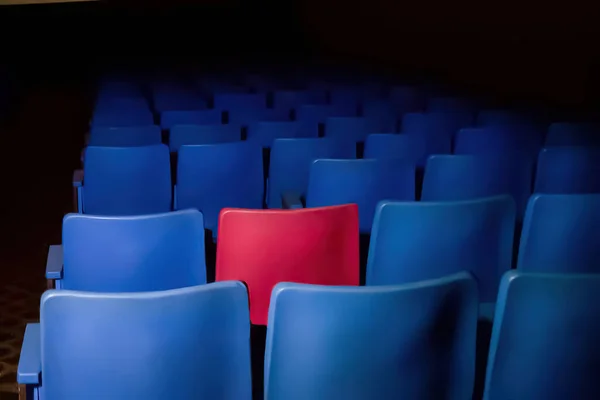 Você Não Pode Comprar Assento Uma Cadeira Vermelha Entre Azuis — Fotografia de Stock