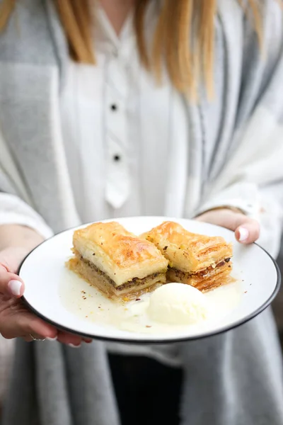 Una Foto Vertical Una Dama Sosteniendo Delicioso Postre Con Helado — Foto de Stock