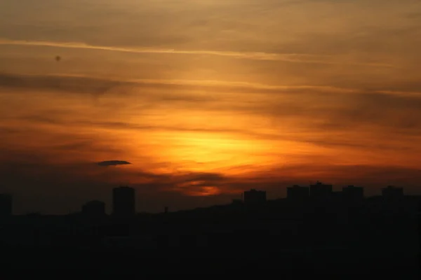 耶利文 阿泽里亚 2018年11月19日 一个迷人的日落天空笼罩在建筑物的轮廓之上 — 图库照片