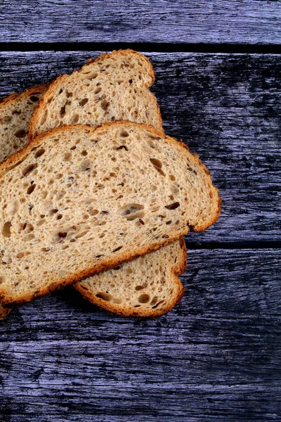 Top View Närbild Skivad Limpa Brunt Bröd Ett Träbord — Stockfoto