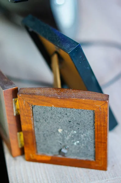 Egy Függőleges Felvétel Egy Fából Készült Képkeretről Amin Por Van — Stock Fotó
