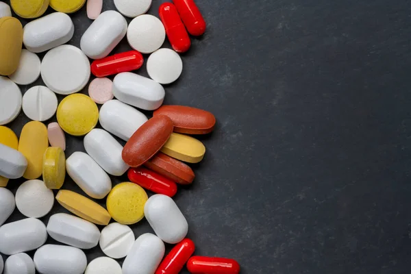 Een Close Shot Van Tabletten Capsules Zwarte Achtergrond — Stockfoto
