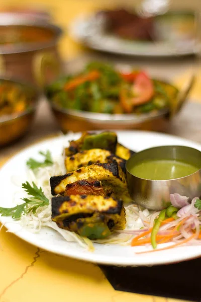Крупный План Индийского Ресторана Вегетарианский Тали Рисом Пури — стоковое фото