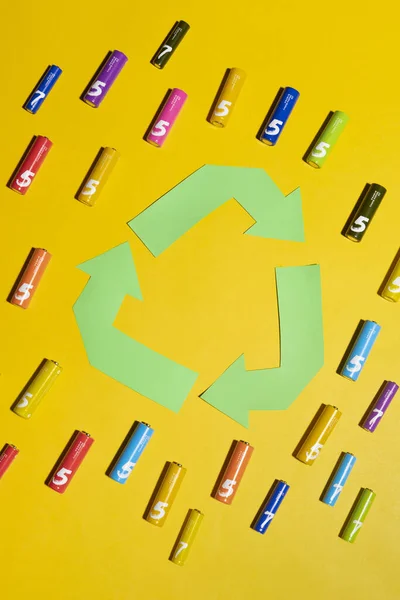 Une Vue Ensemble Panneau Recyclage Des Piles Colorées Sur Surface — Photo