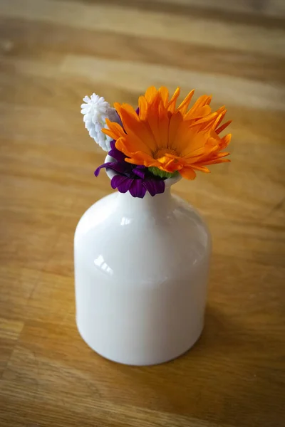 Vertical Shot White Vase Flowers — Stock Photo, Image