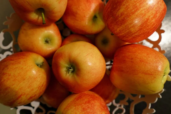 Een Bovenaanzicht Van Verschillende Heldere Rijpe Appels Een Witte Metalen — Stockfoto