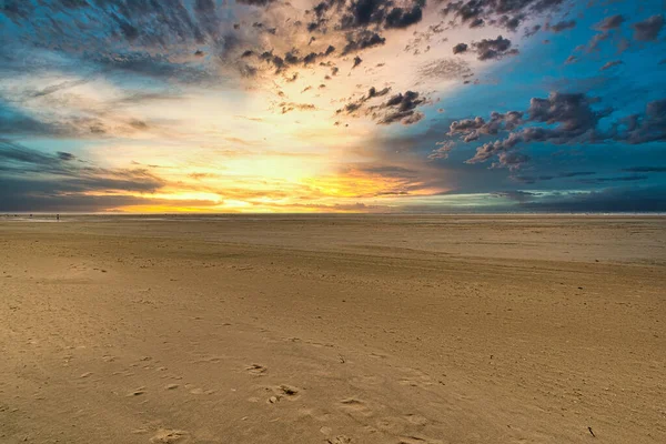 Een Prachtig Uitzicht Een Zandstrand Onder Adembenemende Wolken Borkum Duitsland — Stockfoto