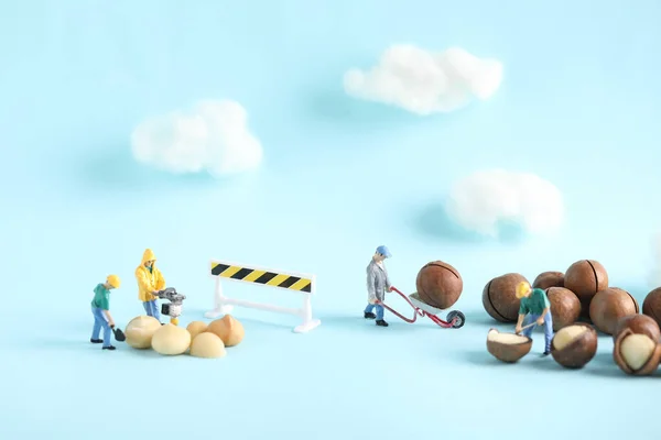 Uma Foto Close Mini Figuras Trabalhadores Construção Trabalhando Nozes — Fotografia de Stock