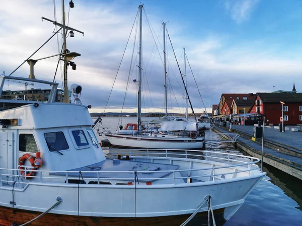 Een Close Van Geparkeerde Boten Aan Zee Gevangen Een Zonnige — Stockfoto