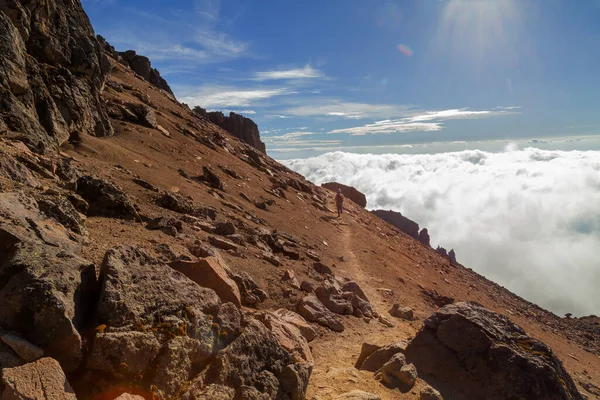 Zbliżenie Ujęcia Kamieni Wzgórzu Pokrytym Chmurami — Zdjęcie stockowe
