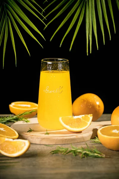 Verre Jus Orange Avec Des Oranges Tranchées — Photo