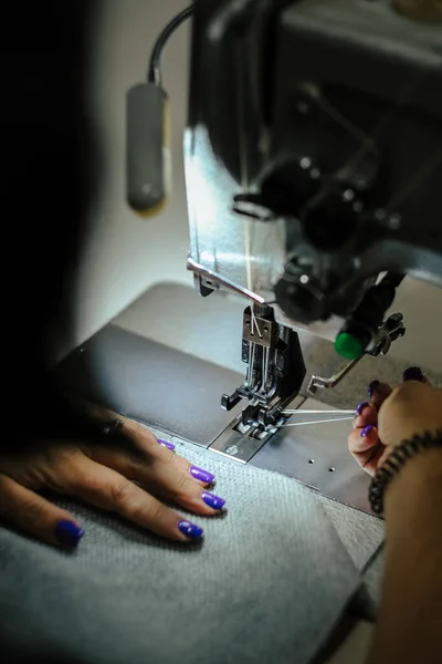 Plan Vertical Des Mains Féminines Aide Une Machine Coudre — Photo