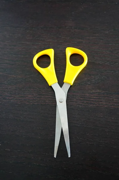Вертикальний Постріл Ножиць Жовтими Ручками — стокове фото