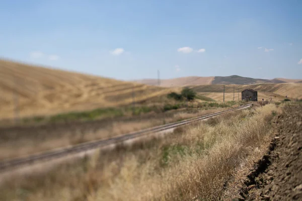 Pequeno Edifício Pedra Campo Construção Paisagem Agrícola Tiro Foco Seletivo — Fotografia de Stock