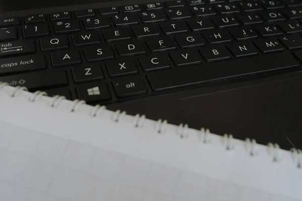 Duży Kąt Ujęcia Czarnego Laptopa Klawiatury Otwartym Pustym Notebookiem — Zdjęcie stockowe