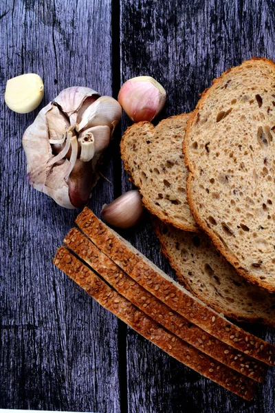 Top View Closeup Sliced Loaf Brown Bread Garlic Cloves Wooden — Stock Photo, Image