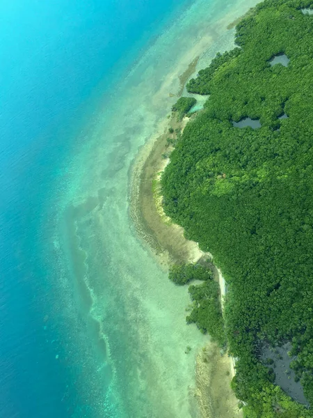 Krásný Výhled Ostrůvek Uprostřed Oceánu Slunečného Dne — Stock fotografie