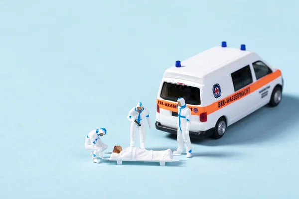 Gros Plan Une Ambulance Jouet Ambulanciers Aidant Patient Sur Fond — Photo