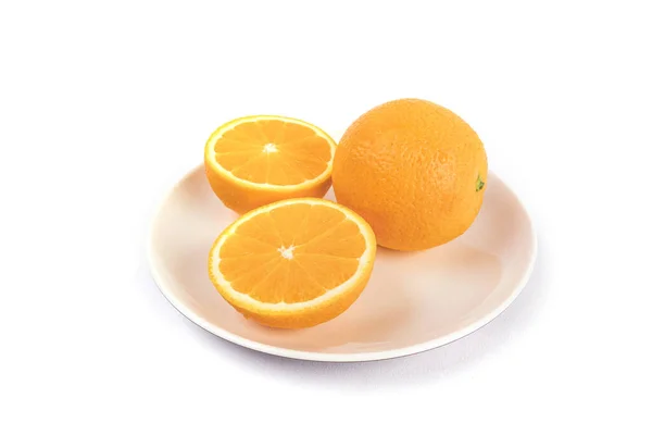 Placa Naranjas Cortadas Aisladas Sobre Fondo Blanco — Foto de Stock