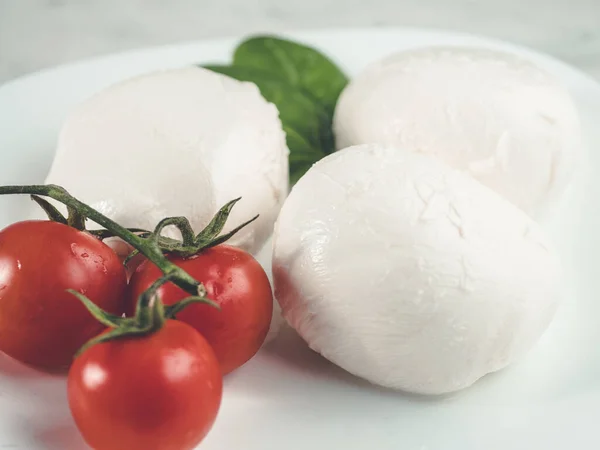 Három Mozzarella Golyó Cseresznye Paradicsom Szelektív Fókusza Egy Tányéron — Stock Fotó