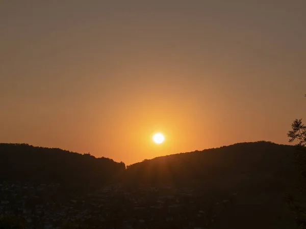 Solen Över Bergen Vid Solnedgången — Stockfoto