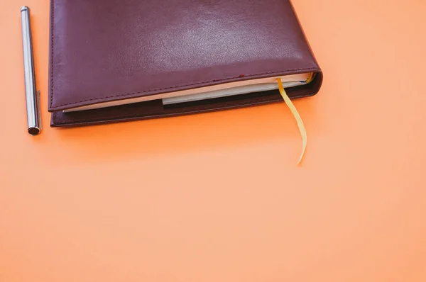Ένα Top View Closeup Ενός Μαύρου Notebook Ένα Κίτρινο Σελιδοδείκτη — Φωτογραφία Αρχείου