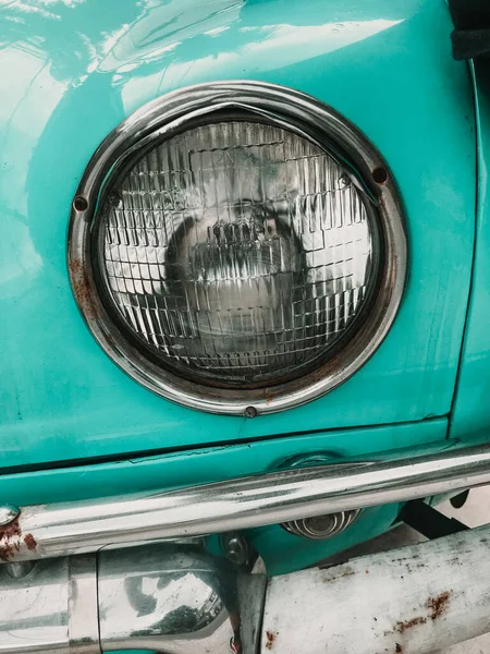 Вертикальний Знімок Фари Старовинному Автомобілі Кольоровим Зубцем — стокове фото
