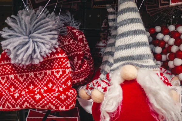 Zbliżenie Ujęcie Dekoracyjnych Zabawek Świętego Mikołaja Czerwonych Czapki Świątecznym Sklepie — Zdjęcie stockowe