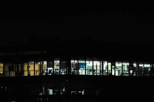 Geceleri Modern Cam Bir Binanın Üst Kısmı — Stok fotoğraf