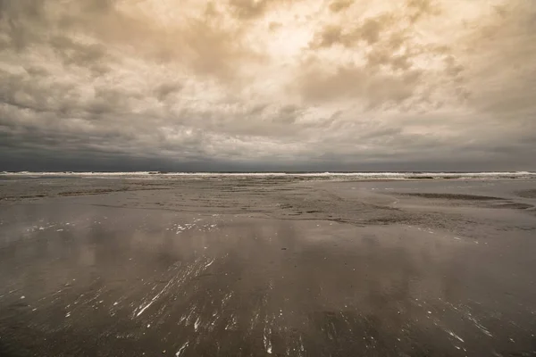 Een Landschap Van Zandstrand Borkum Duitsland Tijdens Zonsondergang — Stockfoto