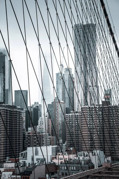Vertikal Bild Den Vackra Utsikten Över Manhattan Från Brooklyn Bridge — Stockfoto