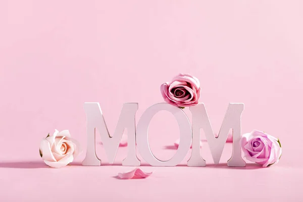 Крупный План Слова Мама Окружении Роз Розовом Фоне — стоковое фото