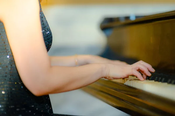 Primo Piano Delle Mani Una Donna Che Suona Pianoforte — Foto Stock