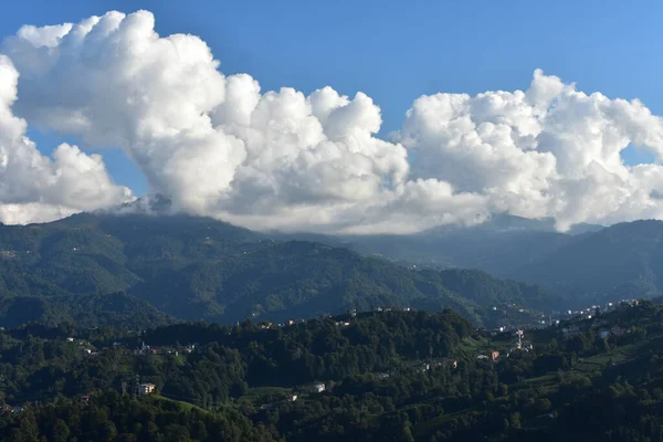 Una Vista Del Paesaggio Montagnoso Uno Sfondo Nuvoloso Giorno — Foto Stock