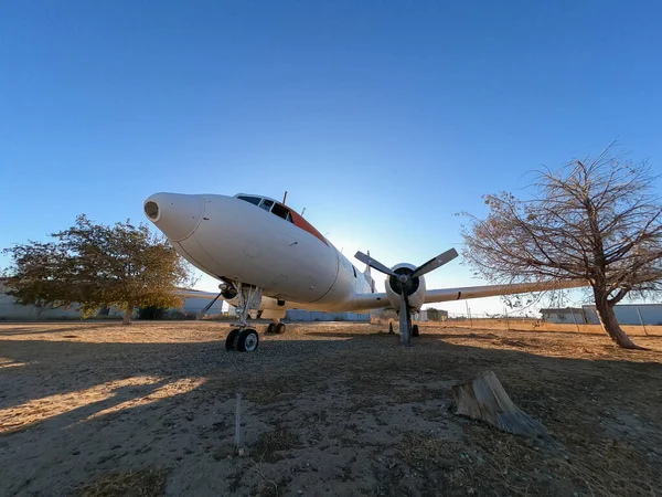 Avión Estacionado Bajo Cielo Azul Claro — Foto de Stock