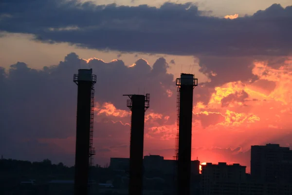 Ciel Ensoleillé Envoûtant Contre Les Silhouettes Des Bâtiments — Photo