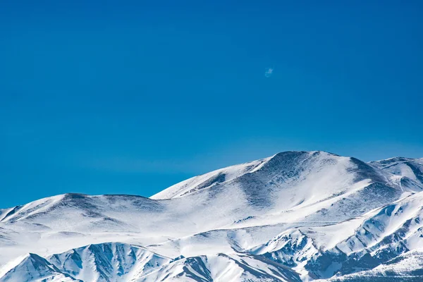 Güzel Bir Karlı Dağ Görüntüsü Berrak Gökyüzünün Altında — Stok fotoğraf