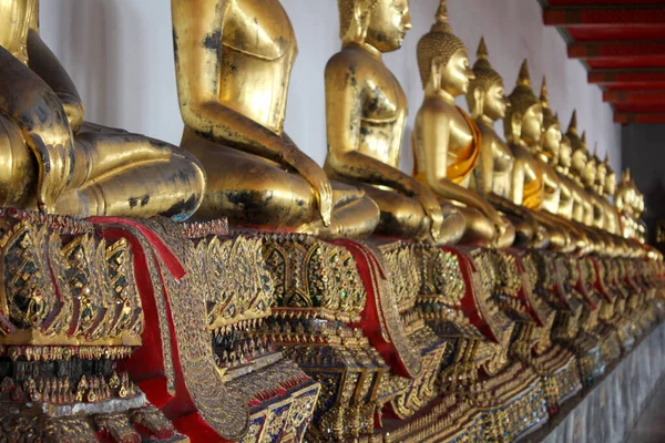 Nízký Úhel Pohledu Zlatou Sochu Buddhy Ornamenty Linii — Stock fotografie