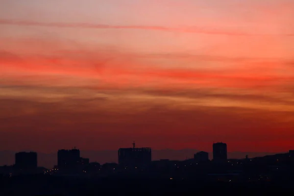 Yerevan Armenia 1970年1月1日 建物のシルエットの上に魅惑的な夕日の空 — ストック写真