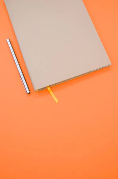 Vista Superior Cuaderno Gris Con Marcador Amarillo Bolígrafo Aislado Sobre — Foto de Stock