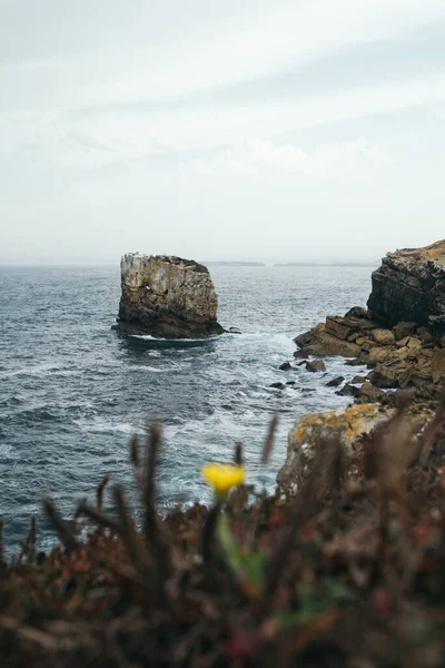 葡萄牙佩尼切一个波浪形海景的巨大岩层的竖向拍摄 — 图库照片