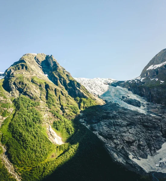 Een Verticale Opname Van Een Prachtig Bergachtig Landschap Noorwegen — Stockfoto