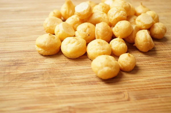A selective focus of crunchy croutons on a wooden board — Stock Image Selective Focus Crunchy Croutons Wooden Board Stock Image